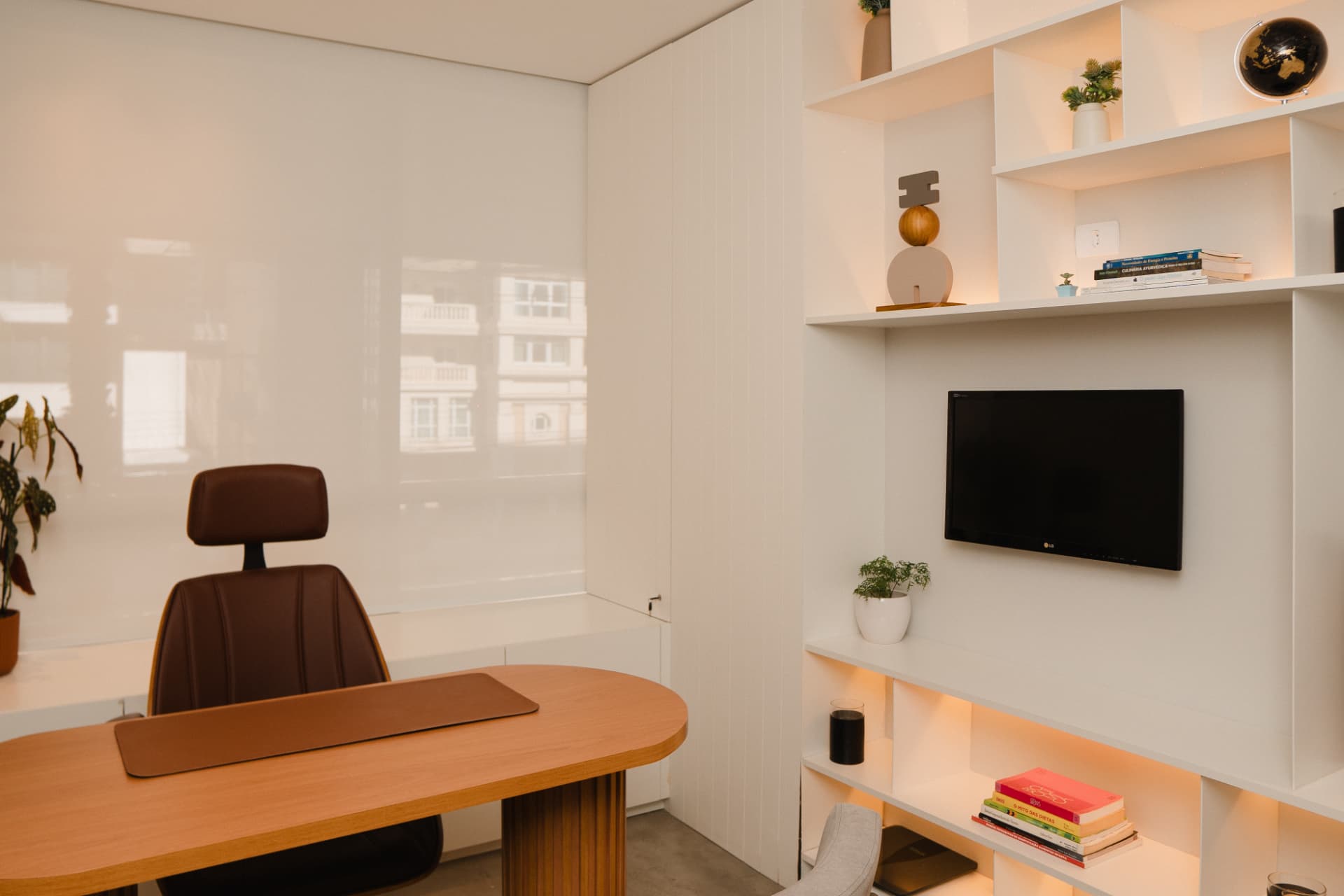 Sala de atendimento clara e confortável do consultório de Priscila Lara